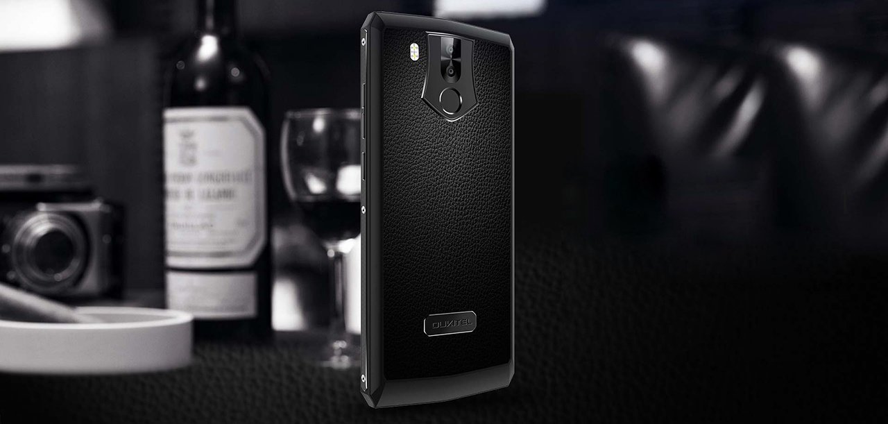 демонстрация задней панели телефона Oukitel k10 в черном цвете